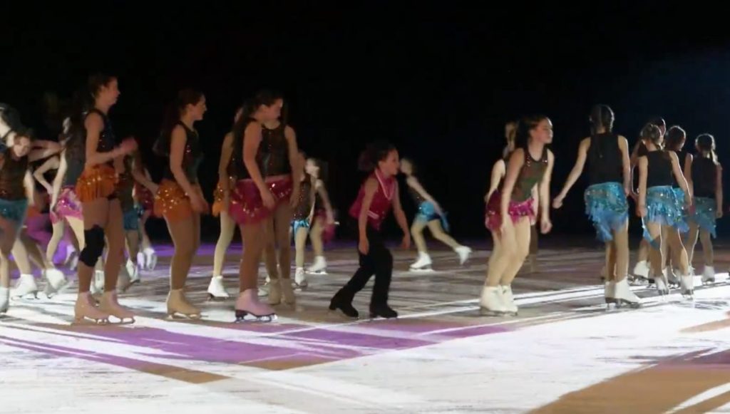Patineuses en formation sur la glace lors du spectacle de fin d’année du CPA Sainte-Anne-des-Plaines